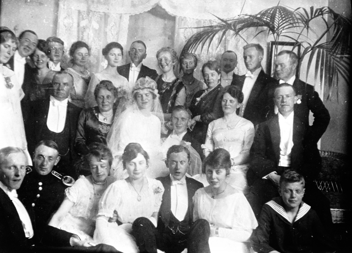 Anno Domkirkeodden, Brudepar og bryllupsgjester. Alfhild og Karl Løkens bryllup, Granerud gård, Brumunddal.