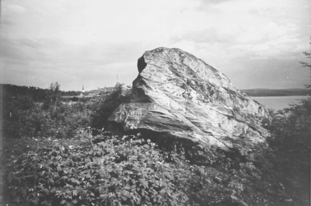 Anno Domkirkeodden, Stein med helleristninger på Stein gård, Ringsaker. Fornminne.