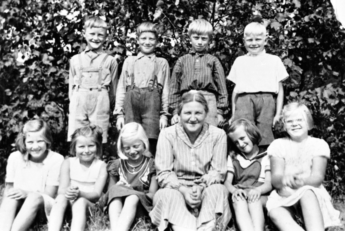 Anno Domkirkeodden, 1 klasse ved Helgøya skole, Evenrud. Foran fra venstre er Wenche Hultman, Ellen Staff, Solveig Sørum, lærer Anna Karine Nordengen, ukjent , Karin Stabo Eeg. Bak fra venstre er Sverre Kjendlie, Jan ?, Hans Ødegaard, Oddvar Lysthaug.