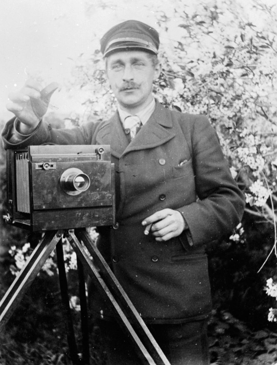 Anno Domkirkeodden, Forfatteren Johan Nicolai Severin Lieblein (17. mai 1866–23. juni 1933) med fotoapparat på Løken østre, Rudshøgda, Ringsaker.