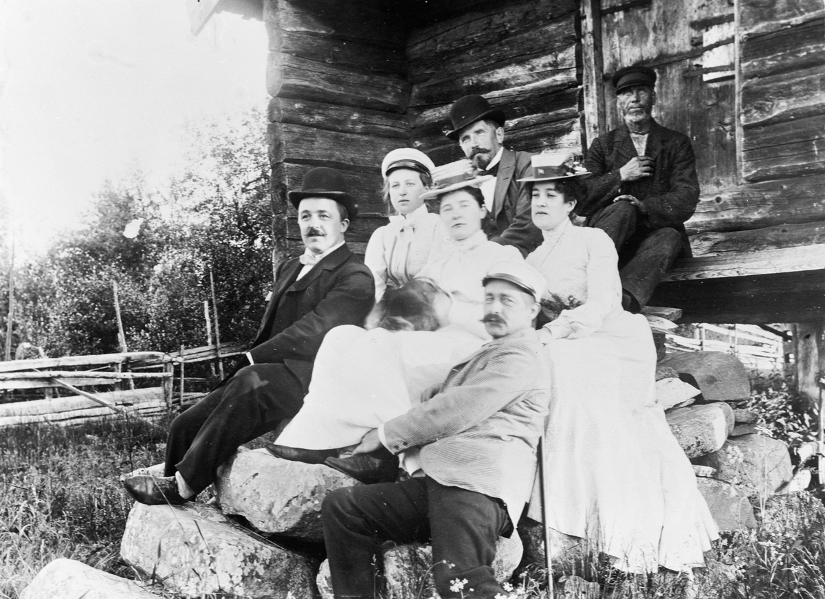 Anno Domkirkeodden, Gruppe voksne på trappa til smia på Løken østre, Veldre, Ringsaker. Fra venstre er ukjent, Antonette Hersoug, Fru Lieblein, forfatter Severin Lieblein, Mimi Falck. Bak er Ole Løken. Bakerst er Myhresmeden.