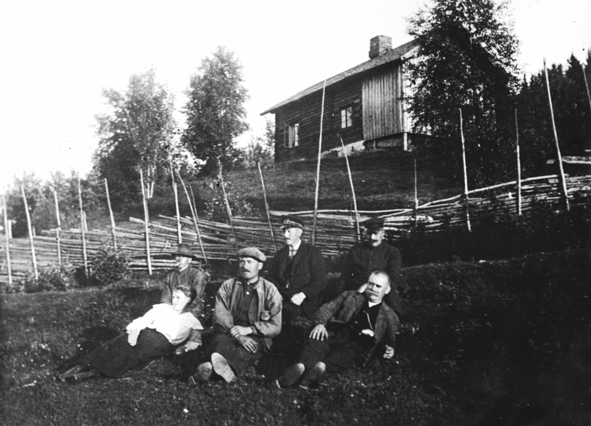 Anno Domkirkeodden, Mannskapet på D/S Skreia. Fridtjof Johnstad fra Stange til høyre. Sitter i gresset på land på Nes (?), Hedmark nedenfor lita stue. Kan være i nærheten av Nerlien.
