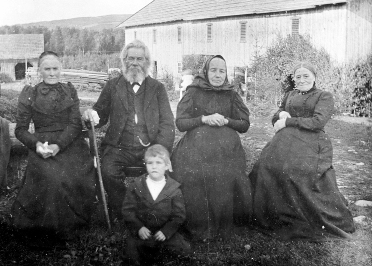Anno Domkirkeodden, Slekt til Ludvig Andersen "Atis". Fra venstre er mor Marthe Andersen, onkel Johannes Grinaker, tante Marie Høisveen, tante Inger Bergersen, ukjent gutt foran. Vold, Furnes, Ringsaker.
