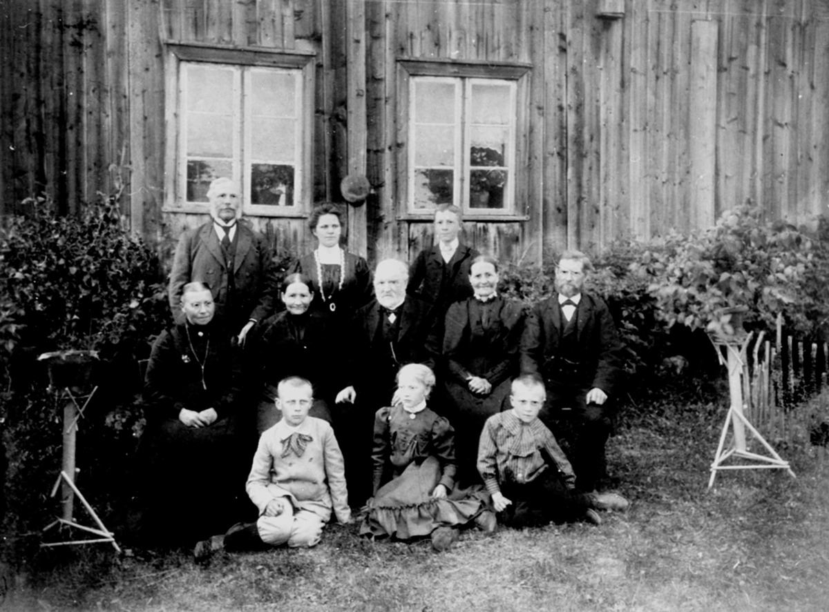 Anno Domkirkeodden, Familiene Sørum, Høyby, Gundersen på Høyby gård, Veldre, Ringsaker. Foran fra venstre Martin Sørum f.1892, Tora Sørum f.1895, Birger Sørum f.1897. Rekke to fra venstre Beathe Halvorsdatter Sørum (F. Kvitmyren 1844-1939), Lise Halvorsdatter Høyby (F.Kvitmyren 1846-1945), Andreas Knutsen Høyby (1838-…