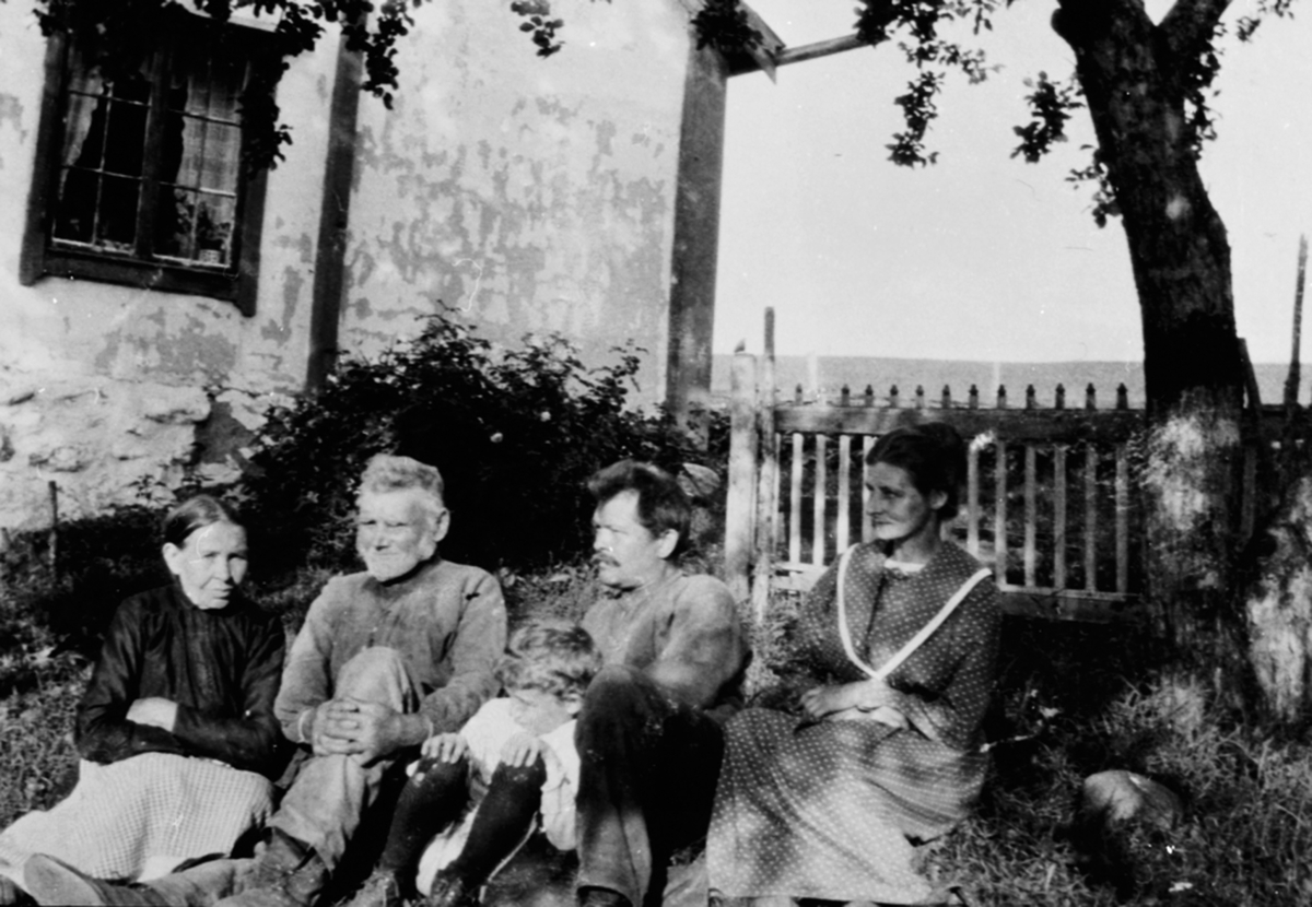 Anno Domkirkeodden, Gruppe sitter utenfor Sundby lille, Skredderbakken, Helgøya. Fra venstre Marit Jenstdatter (1855-1939), skomaker Johannes Akselsen (1844-1926), Asbjørn Solmund Aas f. 1912, skomaker Anders Johannesen Aas (1873-1952), Gurine Aas f.1881.