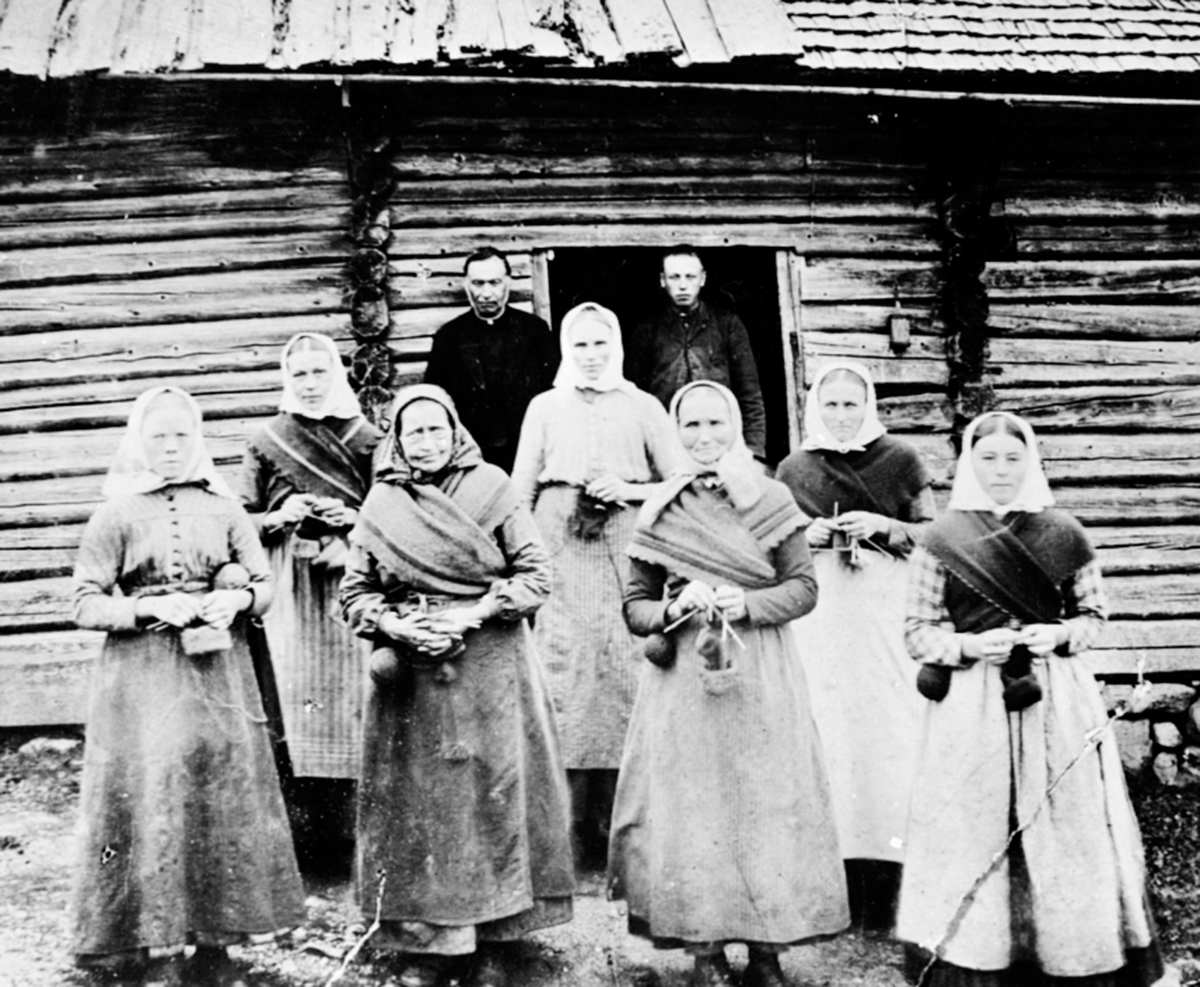 Anno Domkirkeodden, Gråten, Graaten på Sjusjøen, Gruppe 9 foran størhuset. 7 budeier fra Brøttum, strikketøy, bunding, skaut, sjal. Bak t.v. Johannes Bråten, Even Gråten f. 1874.