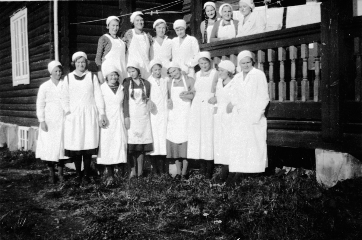 Anno Domkirkeodden, Stor gruppe kvinner på arbeidsskolen, Bøndernes hus, Brøttum, hustell.