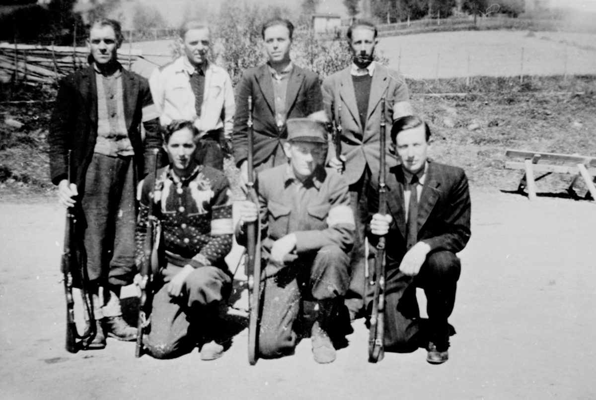Anno Domkirkeodden, Vaktstyrken ved fangeleiren for russerne, Bøndernes hus, Brøttum, Ringsaker fredsvåren 1945. Foran fra venstre er Odd Strandløkken, vaktsjef Kåre Bergsenstuen, Olav Sveinhaug. Bak fra venstre er Otto Ludvigsen, Gunnar Stenberg, Gunnar Halvorsen, Kåre Bjerkhagen.