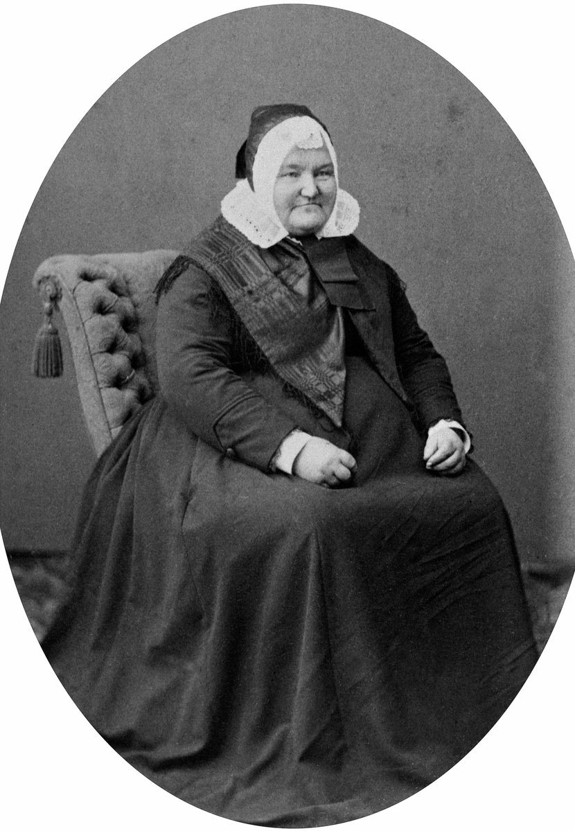 Anno Domkirkeodden, Portrett av Antonette Eriksdatter Kinde (1831 - 1905), Brøttum, med strimmellue, kjole.