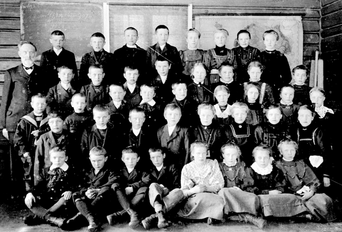 Anno Domkirkeodden, Elever og lærere ved Klokkerhagen skole, Brøttum, Ringsaker.
