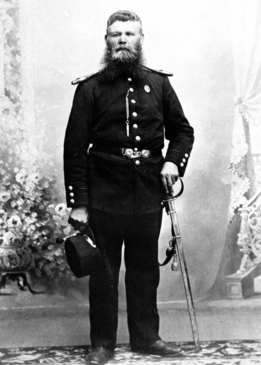 Anno Domkirkeodden, Fanejunker Mathias Lie (1852-1930) i militæruniform med sabel. Brøttum, Ringsaker.
