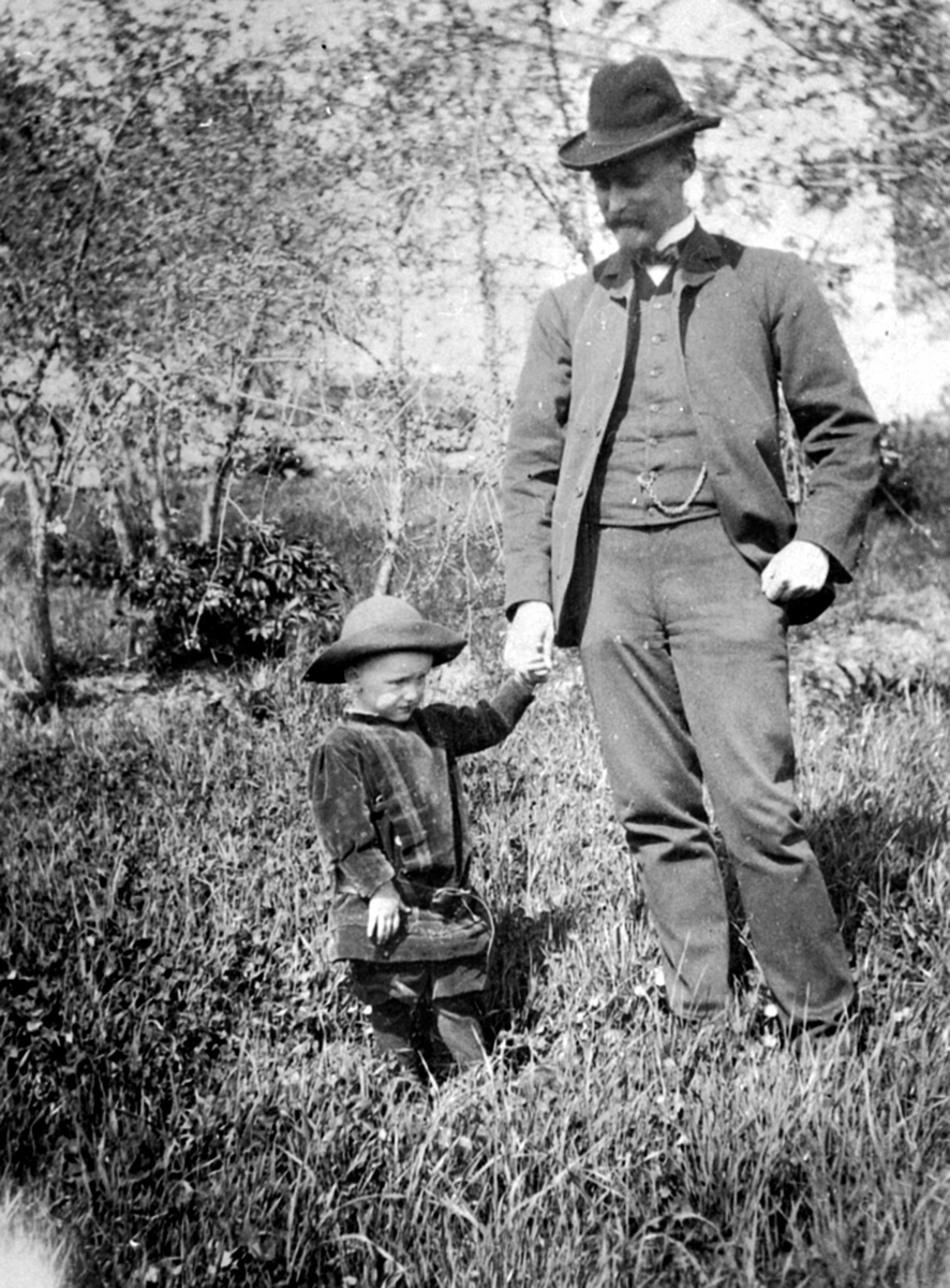 Anno Domkirkeodden, Marthinus Berg f.1879 med sønnen Christian f.1905 på Berg store, Brøttum, Ringsaker.