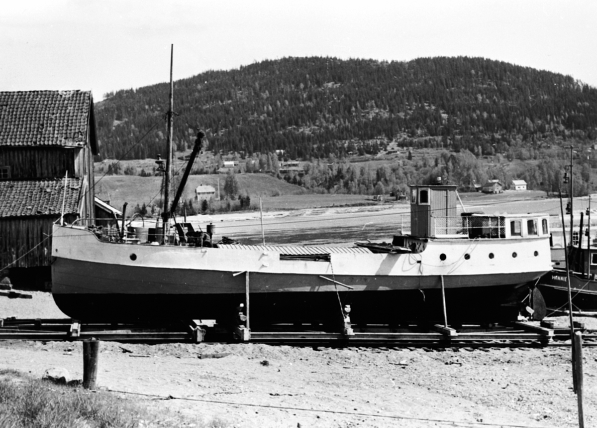Anno Domkirkeodden, M.S. Kvikk på slippen på Minnesund, etter ombygging til lastebåt.