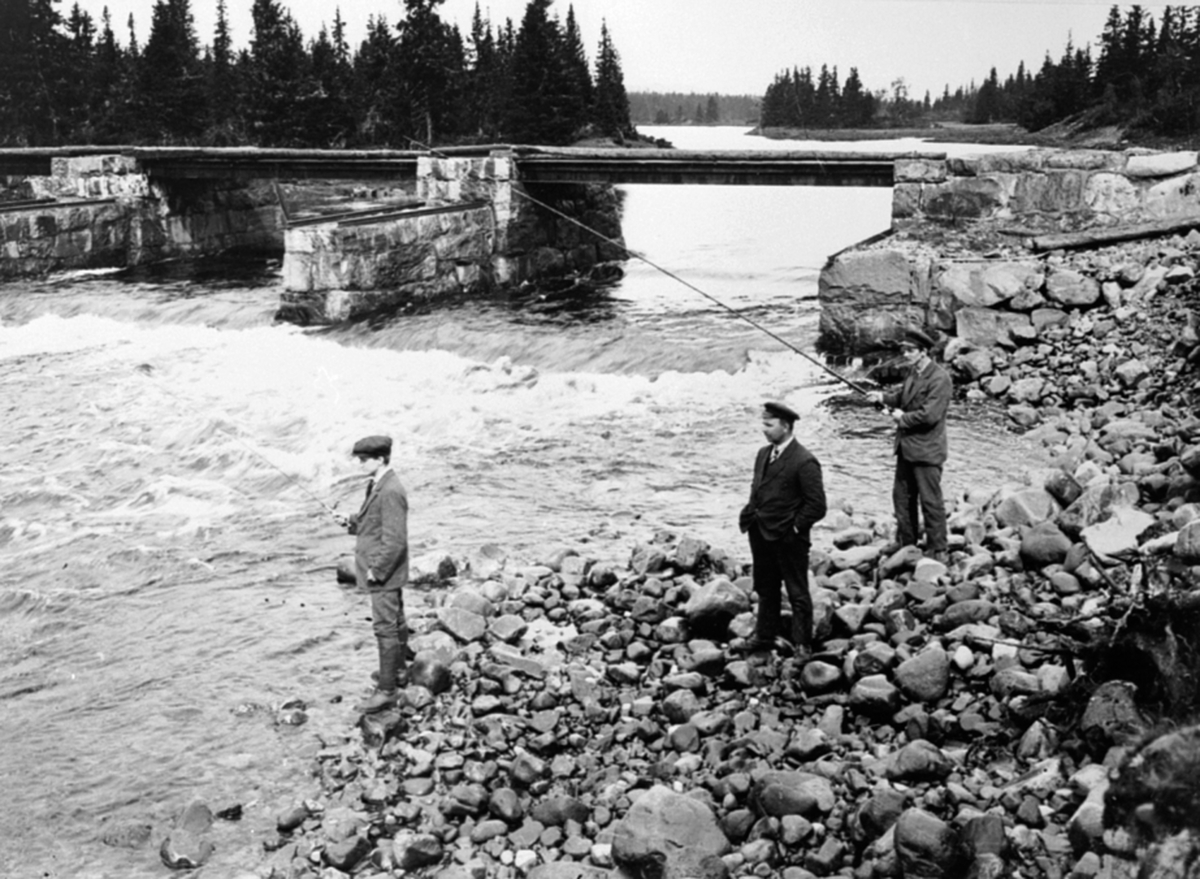 Anno Domkirkeodden, Brua over Åsta sør for Kvarstad seter, Åstadalen, Ringsakerfjellet. Fisker med fiskestang. Fra venstre er lensmannsbetjent Per Bokin, lensmannsbetjent Røed, sjåfør Johannes Tranget.