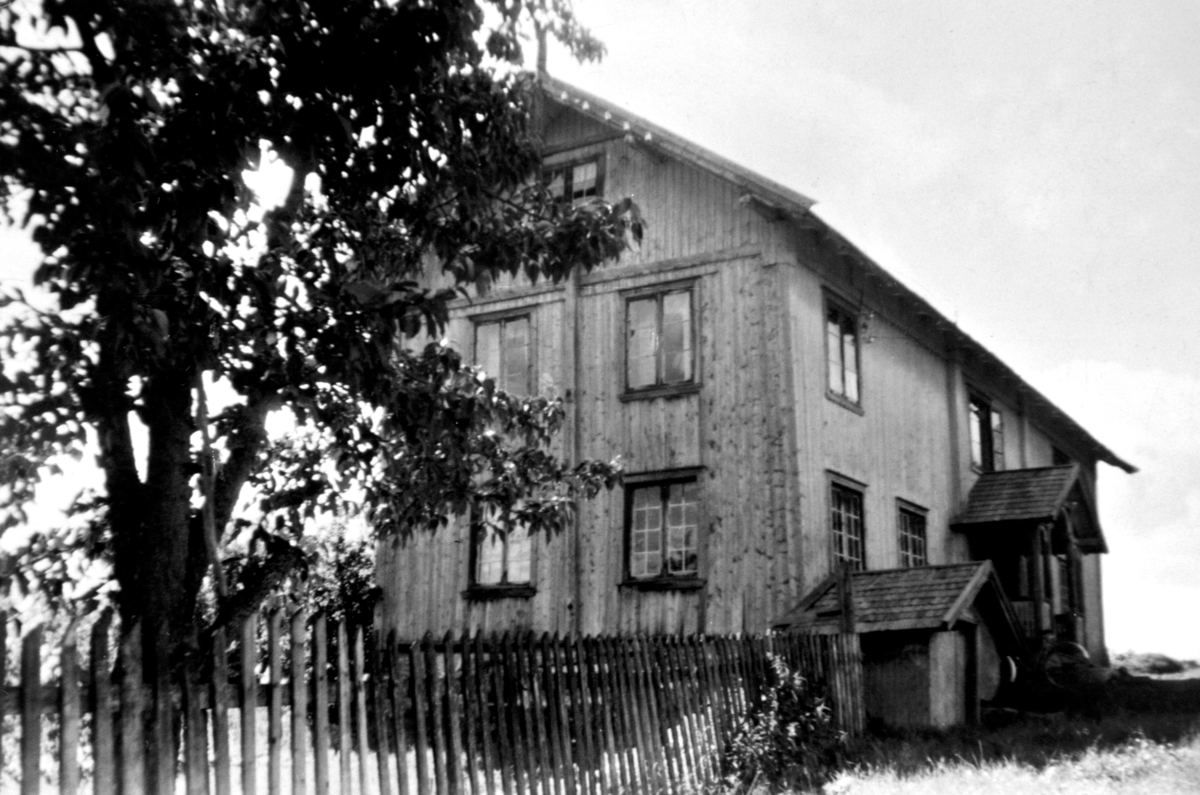 Anno Domkirkeodden, Hovedbygningen på Hagen gård, Ringsaker.