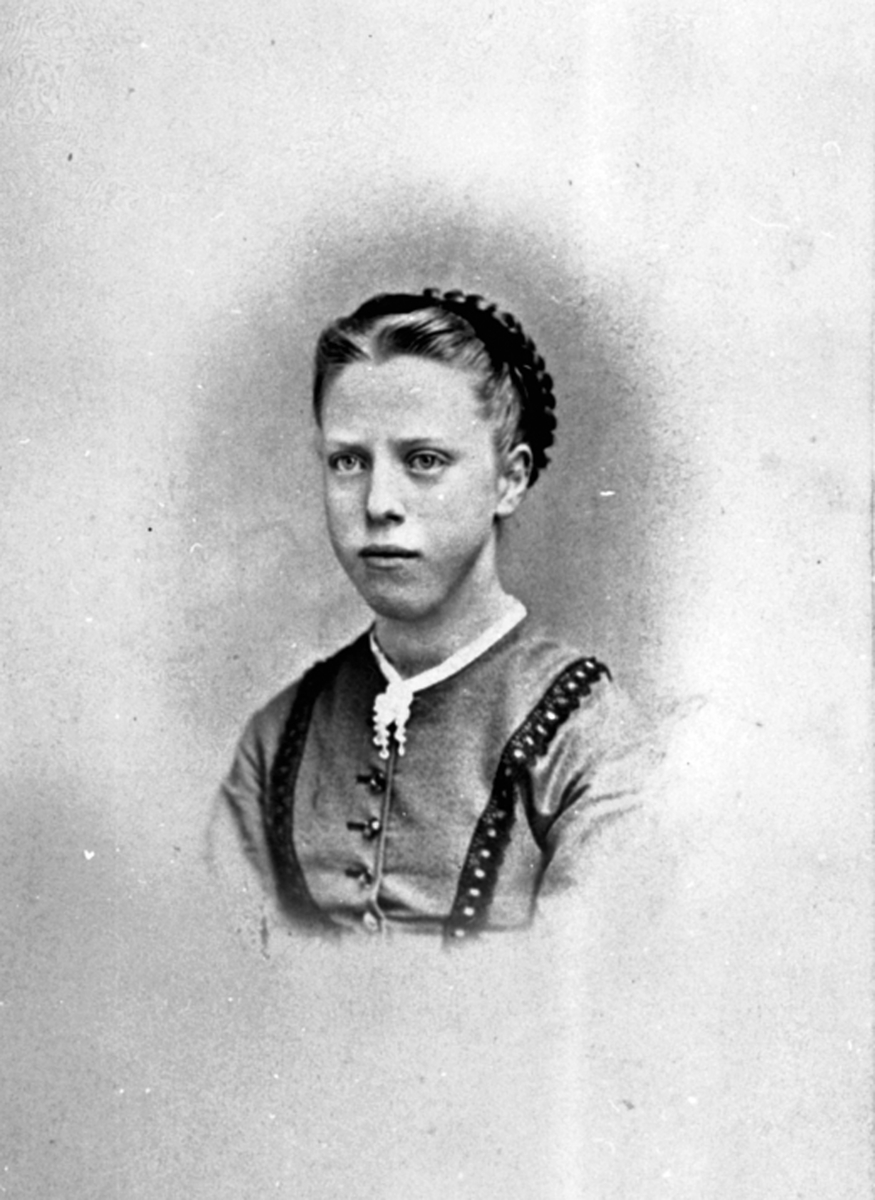 Anno Domkirkeodden, Portrett av Ingeborg Narud, Øverkvern, født Deglum lille ,19.8.1854. Gift med Mathias Narud, Delum lille, Furnes.