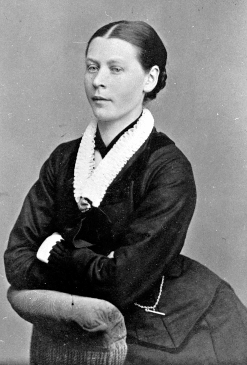 Anno Domkirkeodden, Portrett av Marte Strammerud, født 12.8.1856, Gålås store, Furnes.