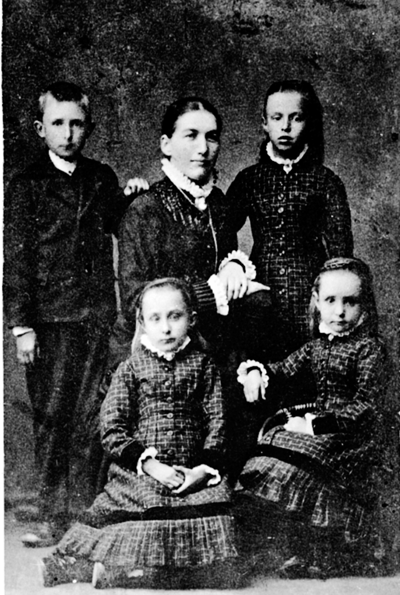 Anno Domkirkeodden, Familien Storile. Karen Andersdatter Storile f.1839 med de fire eldste barna. Ole f.1871, Lina f.1872, Krisiane f.1874, Anna f.1876. Mælum, Furnes.