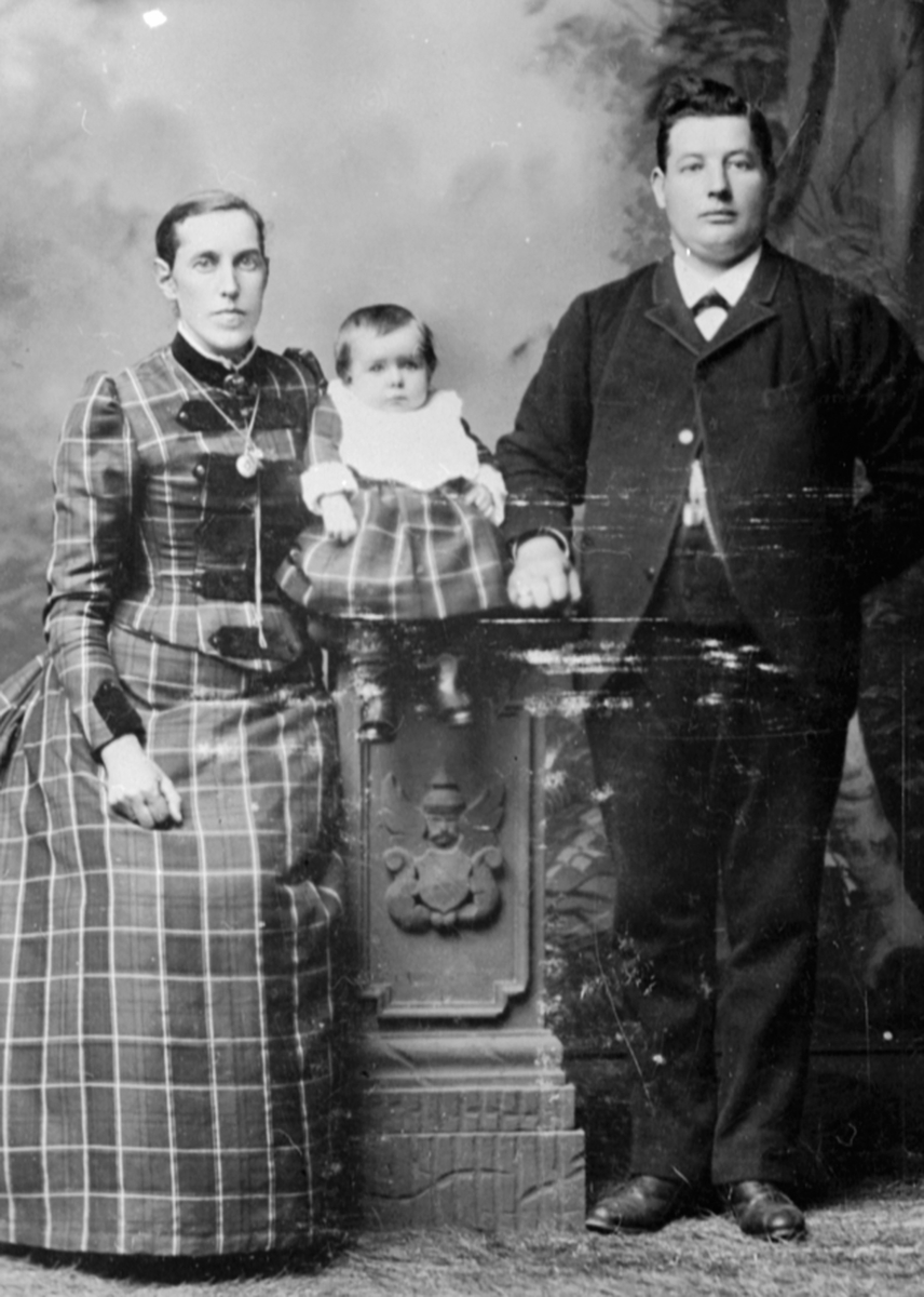 Anno Domkirkeodden, Familien Helgesen. Ingeborg Helgesen født 1860 Trønnes, datter Karoline f.1891, Ludvig Helgesen f.1865, Stampen, Brumunddal.