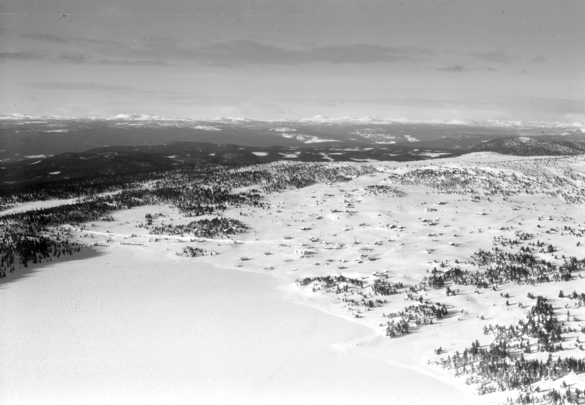 Widerøes Flyveselskap A/S, Flyfoto over Sjusjøen. Vinter.