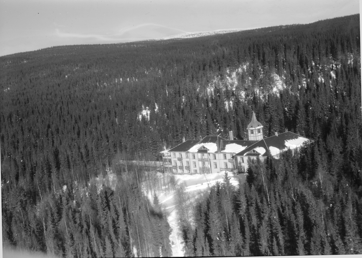 Widerøes Flyveselskap A/S, Mesnalien kurhotell, kursted, Mesnalia, Ringsaker. Vinter. Flyfoto.