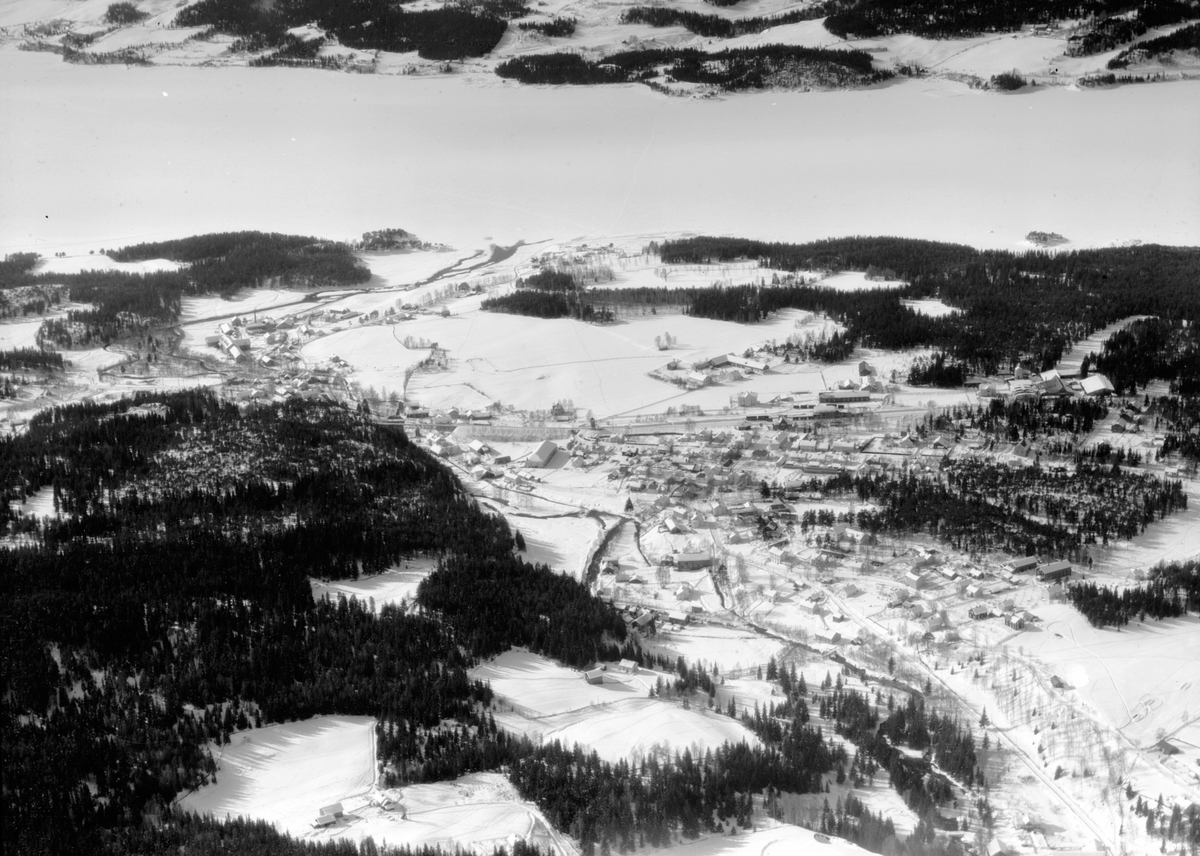 Widerøes Flyveselskap A/S, Flyfoto av Moelv med omegn. Oversikt fra stor høyde.