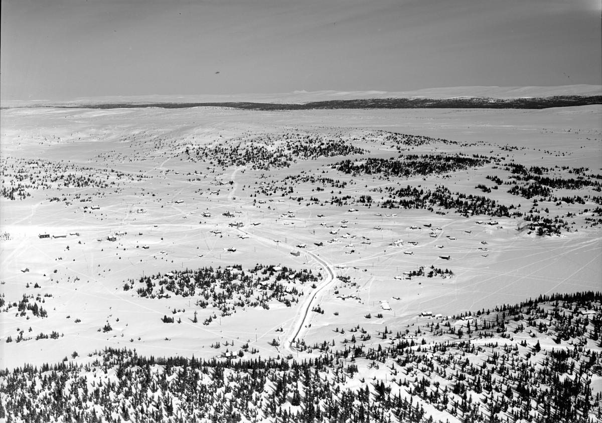 Widerøes Flyveselskap A/S, Flyfoto av Sjusjøen, Ringsakerfjellet. Oversikt fra stor høyde. Vinter.