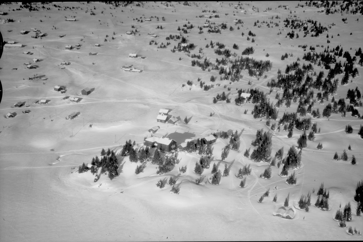 Widerøes Flyveselskap A/S, Flyfoto av Rustad fjellstue, Sjusjøen, Ringsakerfjellet. Oversikt fra stor høyde. Vinter.