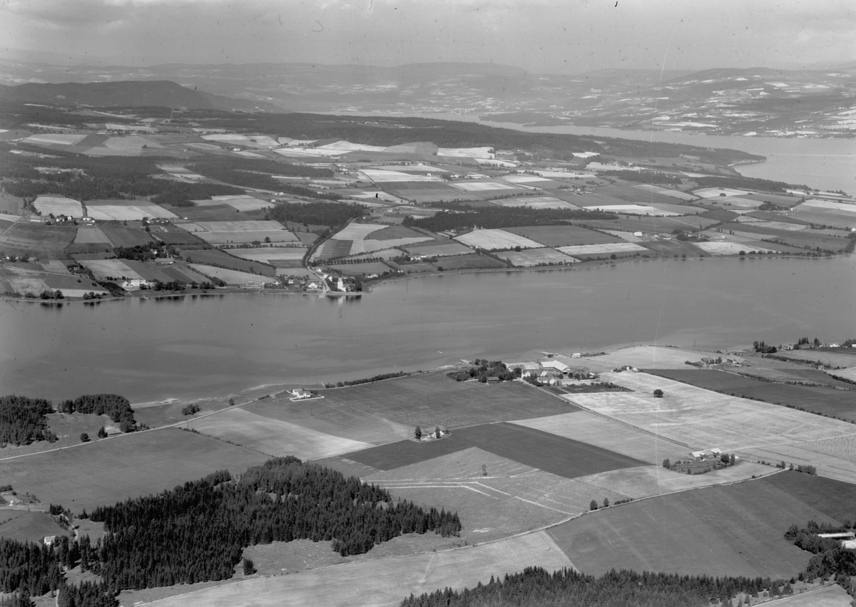 Widerøes Flyveselskap A/S, Flyfoto, Helgøya mot Tingnes, Nes Kirke, Nessundet, Mjøsa, jordbrukslandskap.