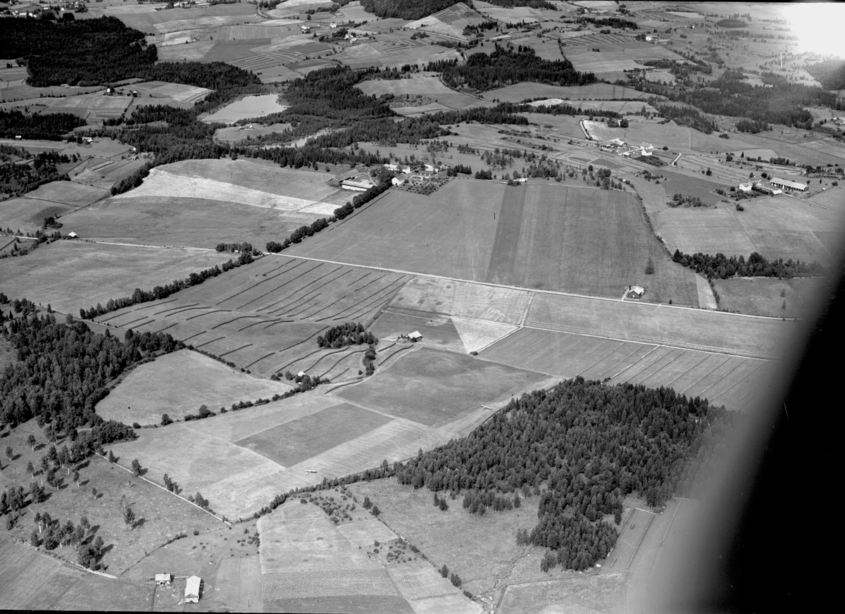 Widerøes Flyveselskap A/S, Flyfoto av Heramb gård, Åshøgda, Ringsaker.