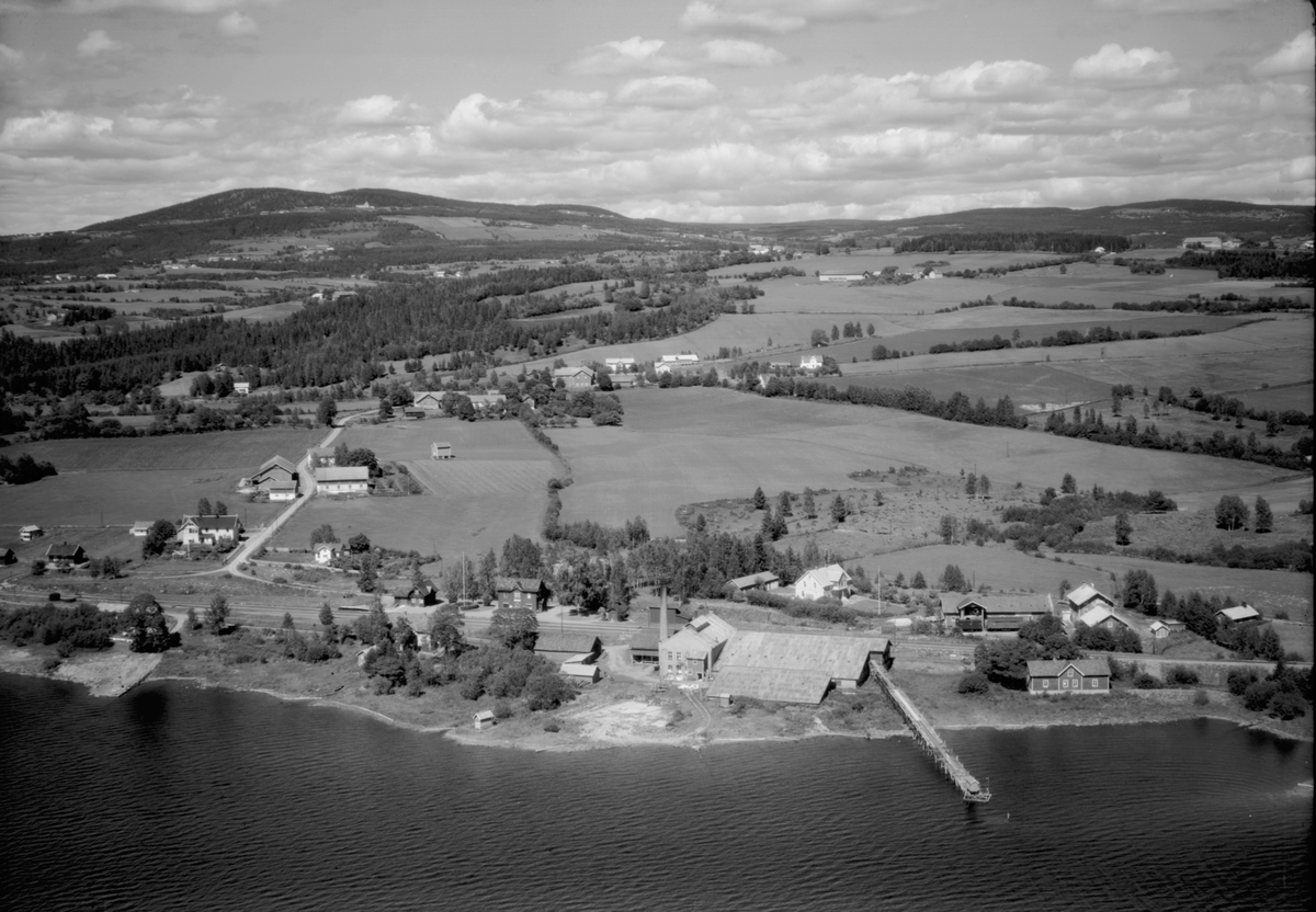 Widerøes Flyveselskap A/S, Flyfoto av Jessnes stasjon, potetmelfabrikken, gardsbruk, Mjøsa.