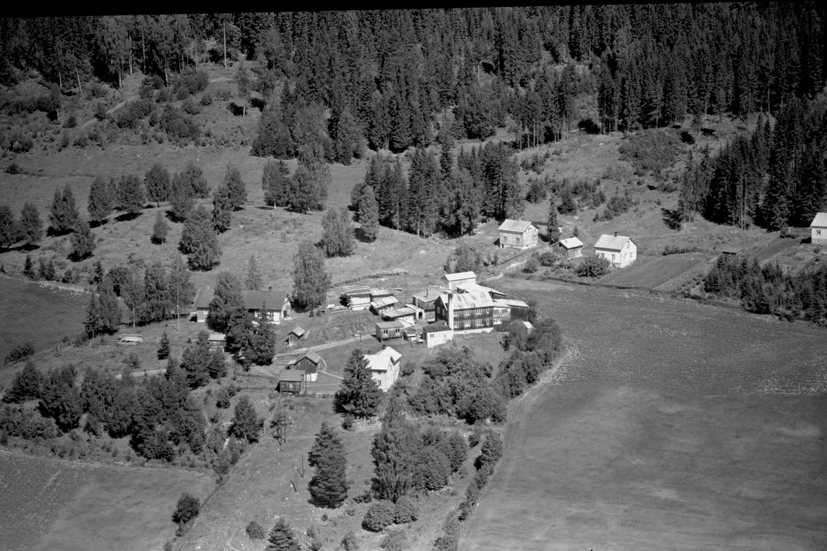 Anno Domkirkeodden, Flyfoto av Libæk snekkerverksted, Brøttum, Ringsaker. De omkringliggende eiendommer er Solvang, Trasopp, Skogvang, Skogborg.
