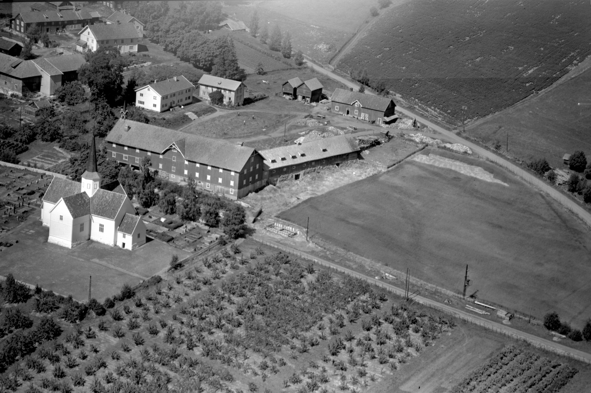Anno Domkirkeodden, Flyfoto av Brøttum kirke, Ringsaker. Mæhlum søndre og nordre.