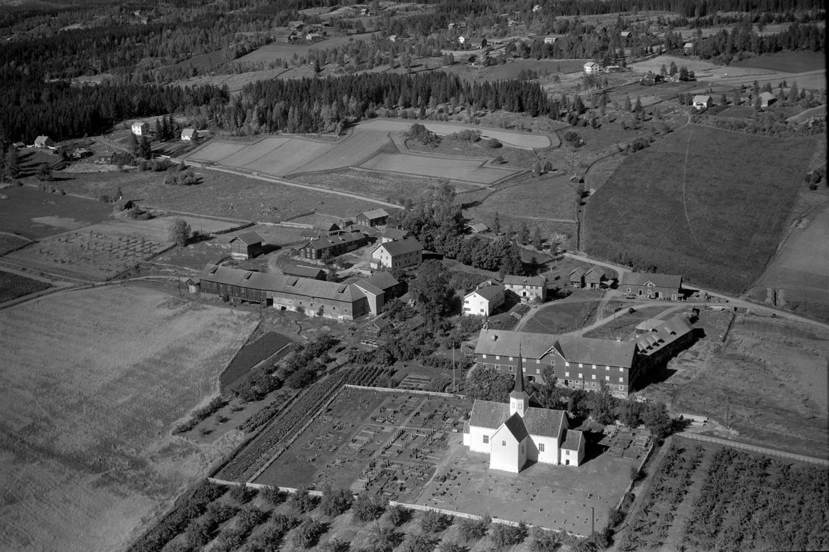 Anno Domkirkeodden, Flyfoto av Brøttum kirke, Ringsaker. Mæhlum søndre og nordre. Landskapet rundt.