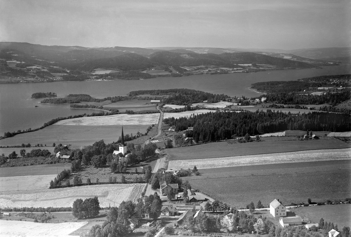 Anno Domkirkeodden, Flyfoto av Ringsaker kirke, Tingvang mot Mjøsa. Steinsholmen. Ringsaker Middelskole.