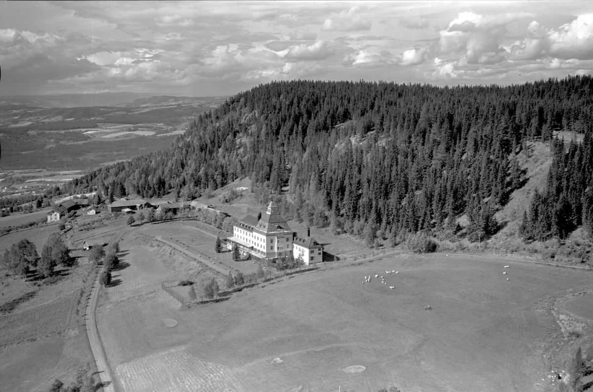Anno Domkirkeodden, Flyfoto av Høsbjør turisthotell, Furnes, Ringsaker.