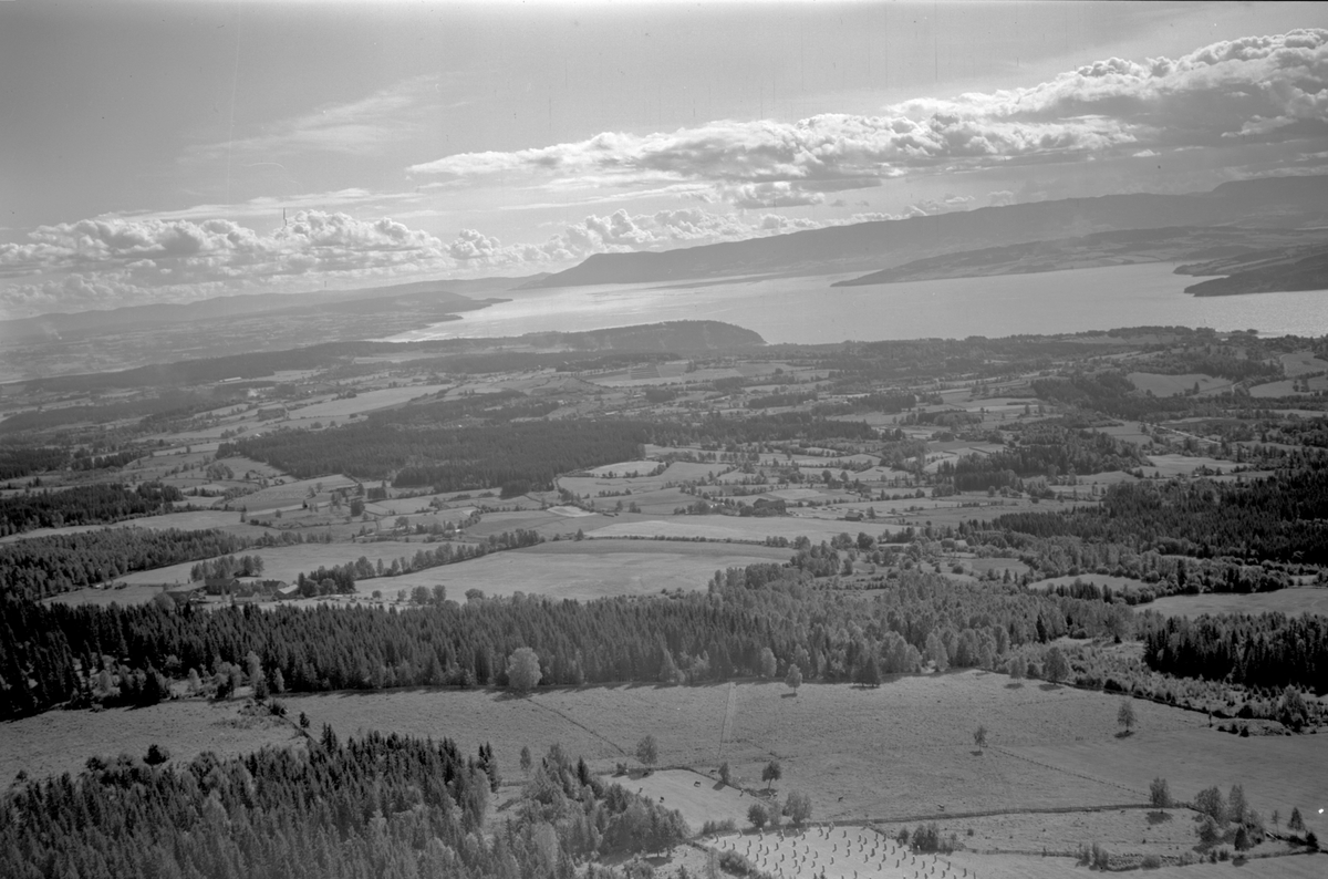 Anno Domkirkeodden, Flyfoto, utsikt over Furnes fra Høsbjøråsen.