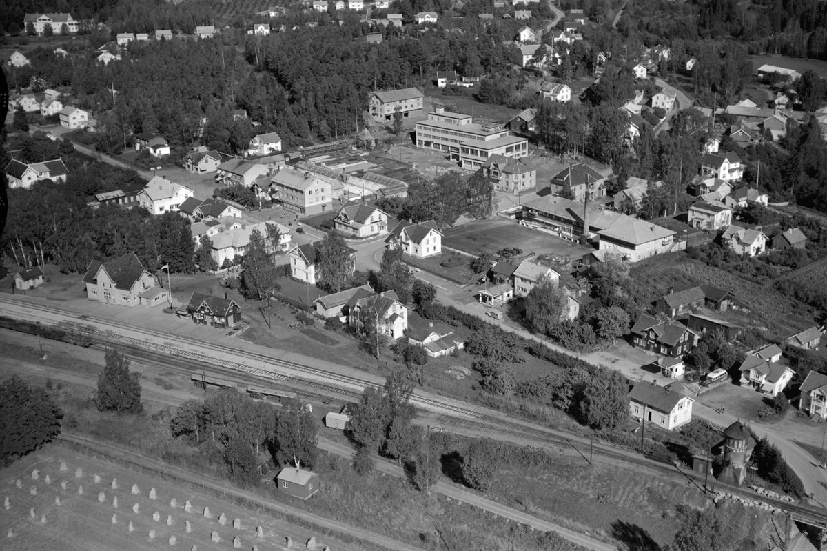 Anno Domkirkeodden, Flyfoto av Moelv sentrum med jernbanestasjon og Storgata.