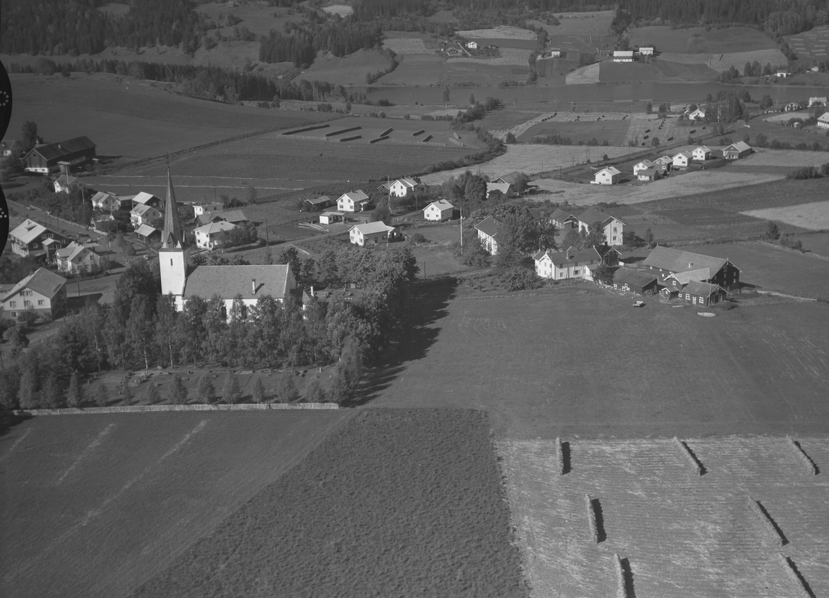 Anno Domkirkeodden, Flyfoto av Stavsjø kirke med bebyggelse runde. Penningrud. Gamle Stavsjø barneskole.