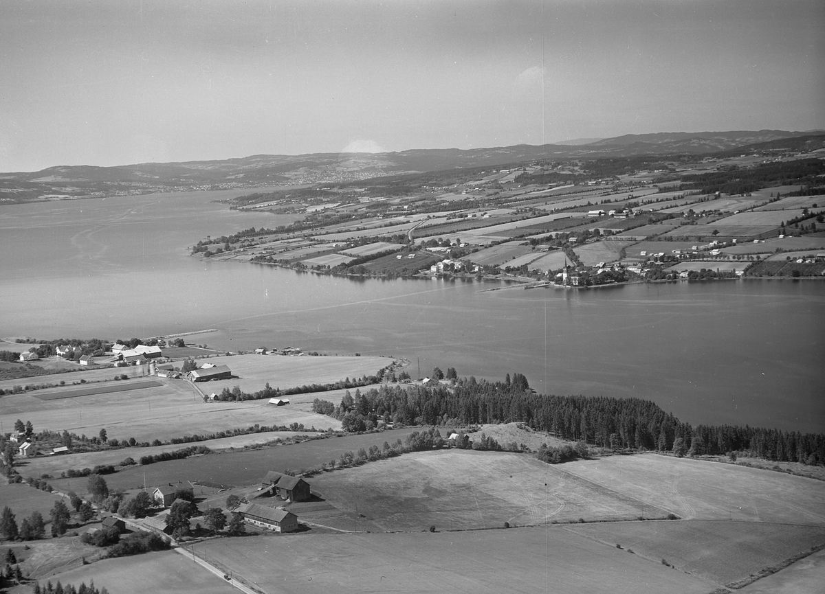 Anno Domkirkeodden, Flyfoto, Heggen i forgrunn, Helgøya, Nessundet, brua påbegynt, Mjøsa.