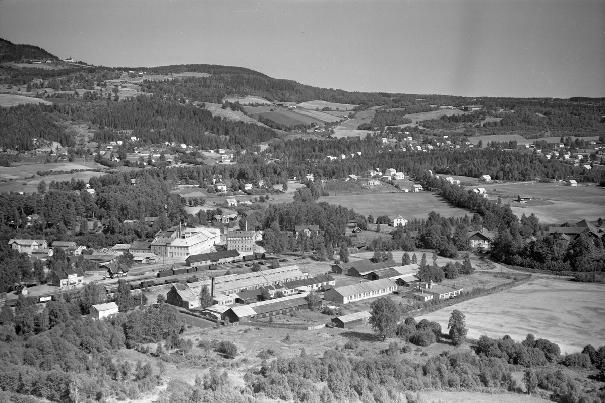 Anno Domkirkeodden, Flyfoto av Globus Maskinfabrikk, jernbanestasjon, Nerkvern, Brumunddal.