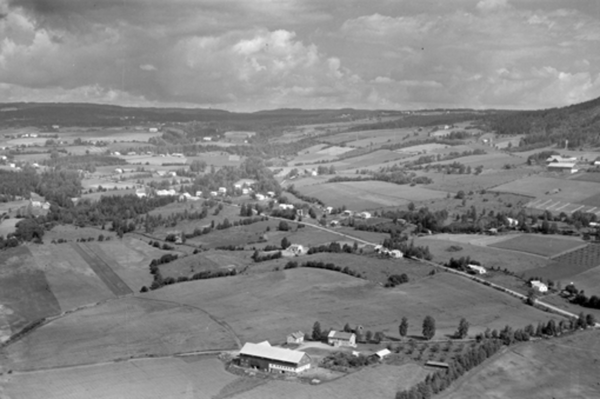 Anno Domkirkeodden, Flyfoto av Haug gard, bebyggelse langs Byflatvegen, Veldre, Ringsaker.