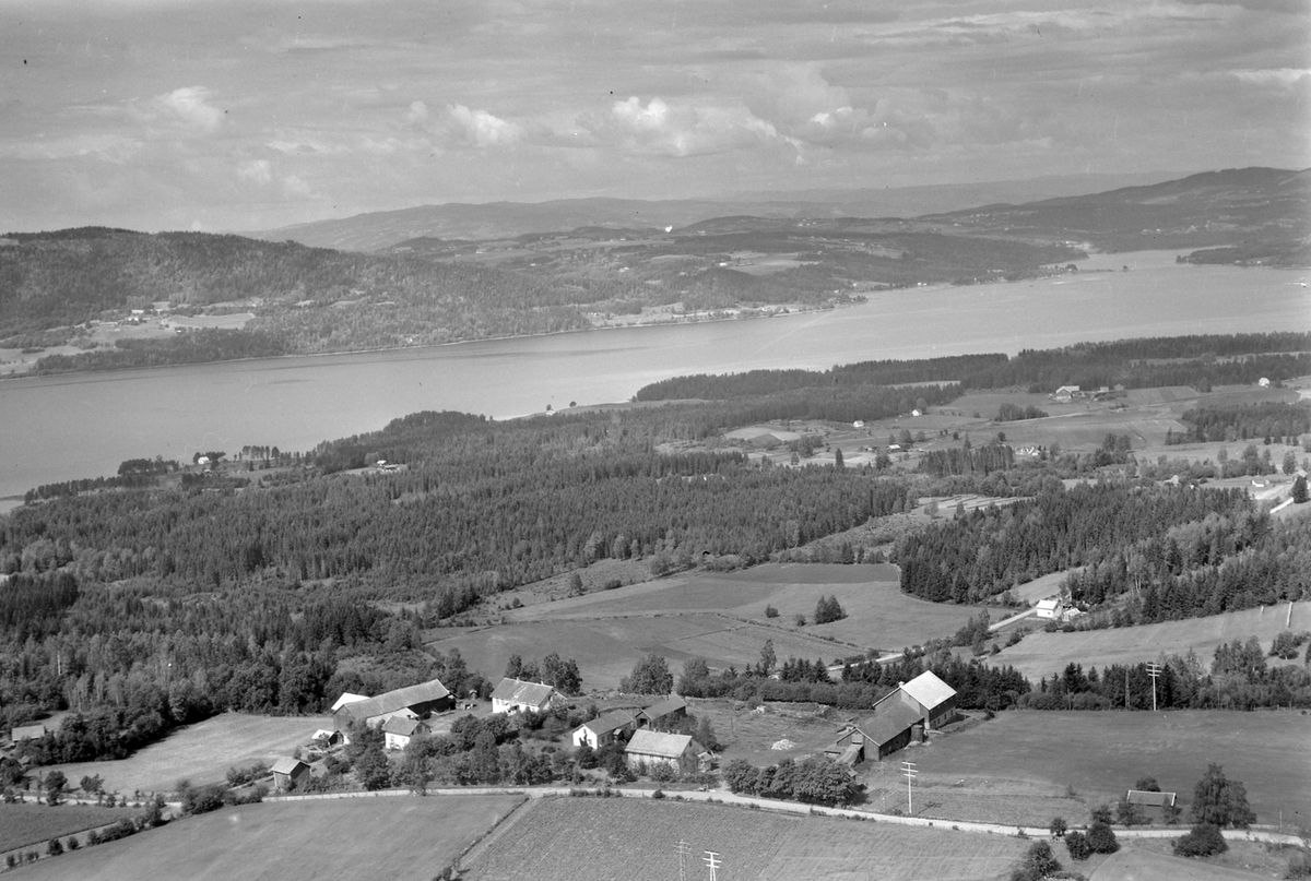 Anno Domkirkeodden, Flyfoto av Berg gard, Furnes, Ringsaker.