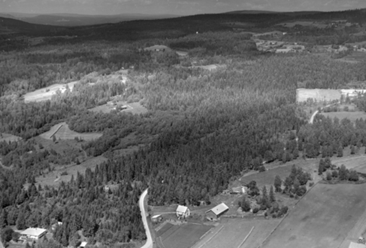 Anno Domkirkeodden, Flyfoto, Solbakken. Bjørkheim i venstre bildekant. Jordet til Kirkeby til høyre, Furnes, Ringsaker.