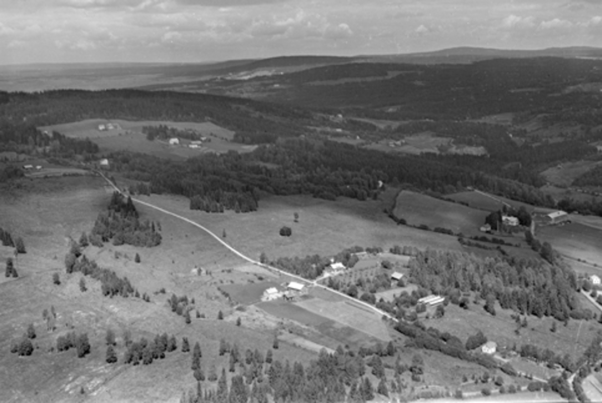 Anno Domkirkeodden, Flyfoto, Pinnerud til høyre, Opset midt i bildet, Storvebakken og Pinnerudenga oppe til venstre., Furnes, Ringsaker.