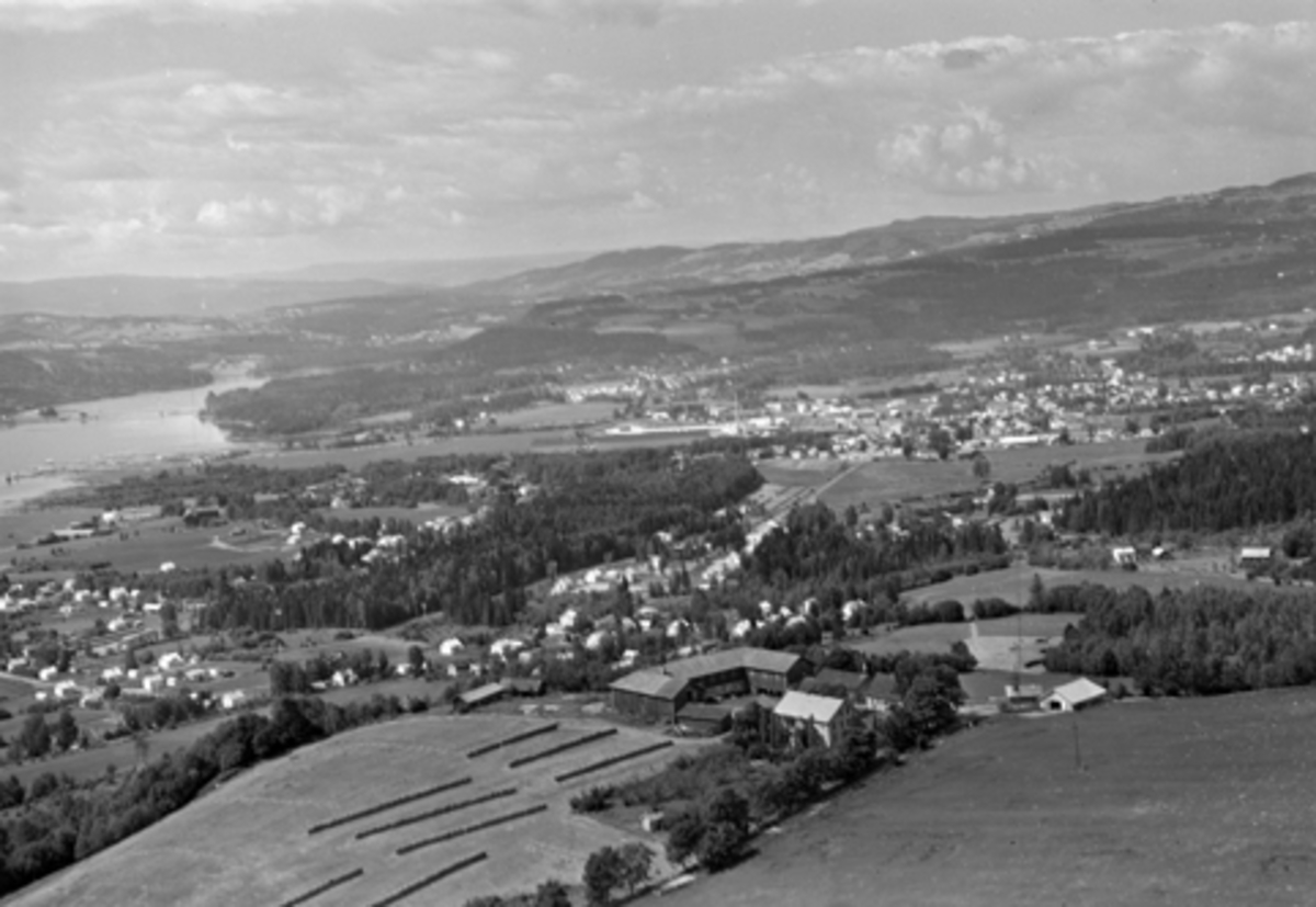 Anno Domkirkeodden, Flyfoto av Mørkved store, Furnes, Ringsaker. Bebyggelse, Brumunddal.