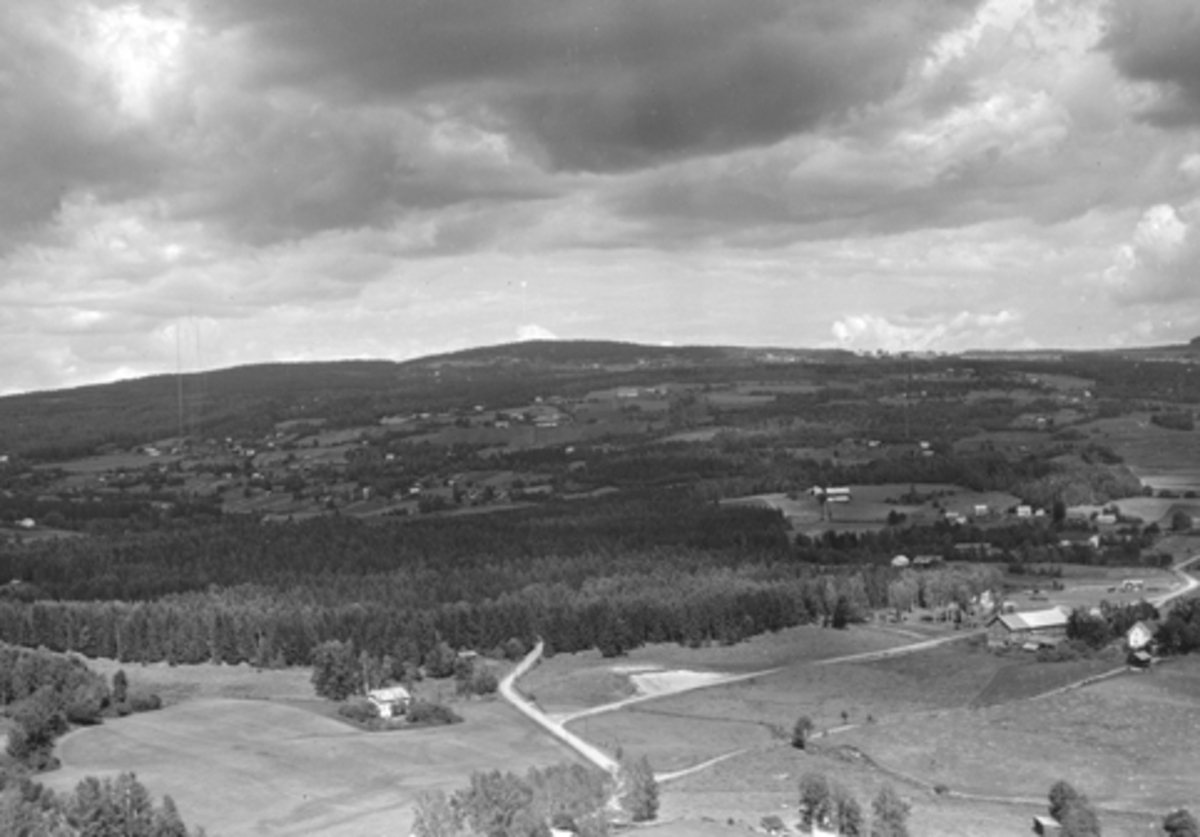 Anno Domkirkeodden, Flyfoto, Grindåker til høyre, Jensbakken til venstre., Furnes, Ringsaker.