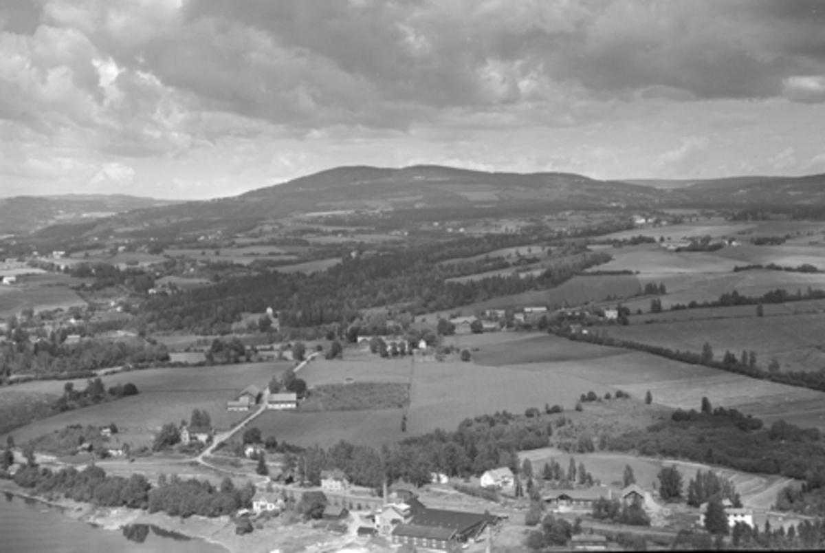 Anno Domkirkeodden, Flyfoto av Jessnes stasjon, potetmjølfabrikk, gardsbruk, Høsbjøråsen.