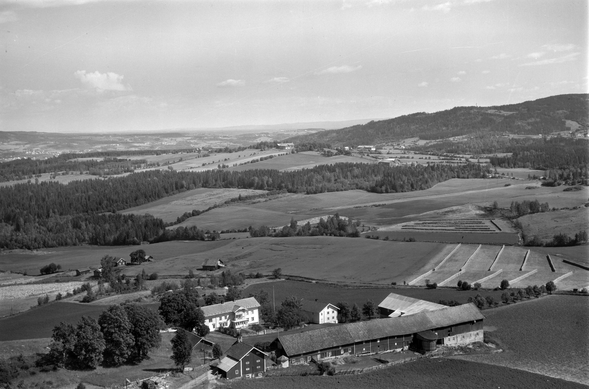 Widerøes Flyveselskap A/S, Flyfoto av Farberg gard, Veldre, Ringsaker.