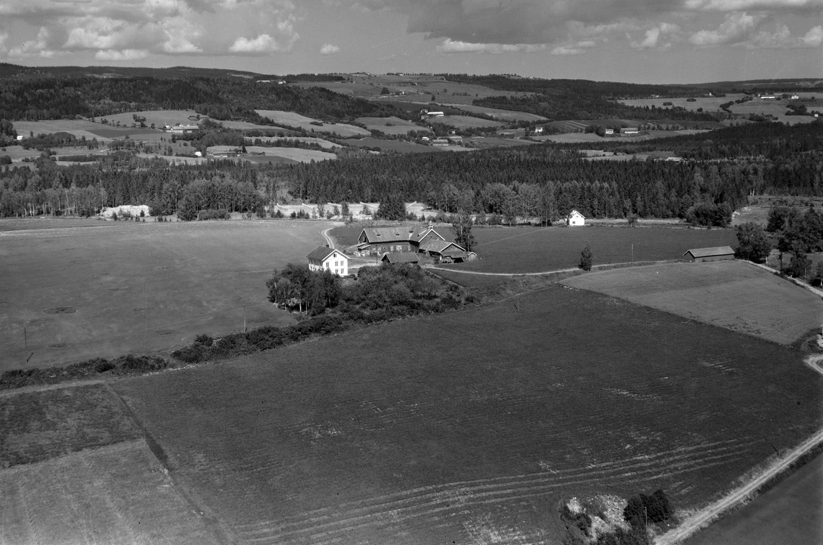 Widerøes Flyveselskap A/S, Flyfoto, Øvre Stolvstad, Veldre, Rudshøgda, landskap, Bogsti gård, med Løkendalen i bakgrunn.